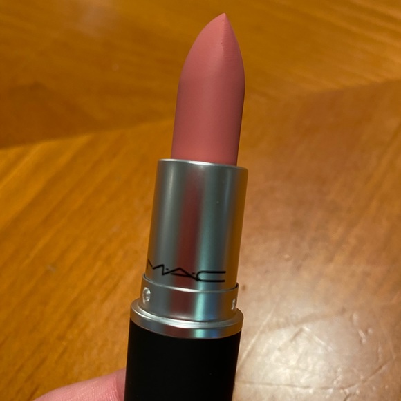 MAC Powder Kiss Lipstick Sultriness - Picture 6 of 16